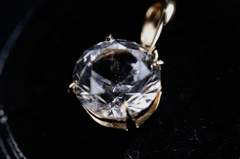 ダイヤモンドカット1.95ct 超透明 ロシア産フェナカイト・18Kペンダント