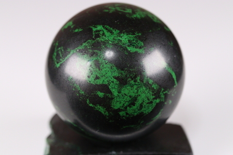 超激レア！ロシア産ウバロバイトガーネット丸玉52mm・原石台座付き【最高品質・光沢・超激レア】