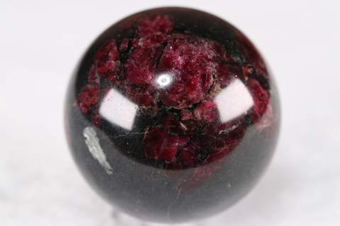 極上レッド＆ブラック51mm！ロシア産ユーディアライト丸玉【最高品質・光沢・激レア】