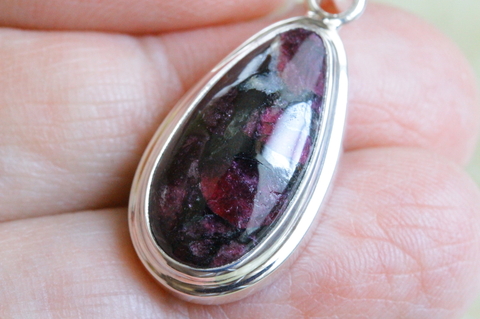 極上！ロシア産ユーディアライト・ペンダント【最高品質・高波動・光沢・超激レア】