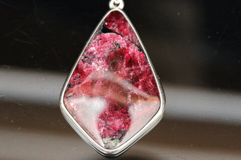 極上ディープレッド！ロシア産ユーディアライト・シルバーペンダント【最高品質・光沢・超激レア】