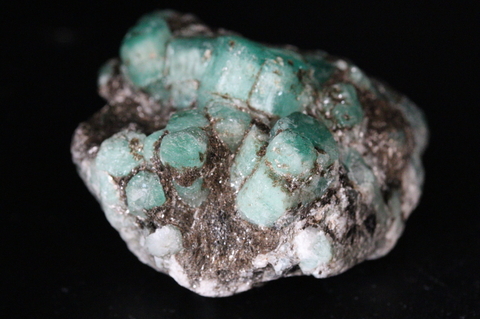 超激レア！ビッグサイズ109.8g！ロシアウラル産エメラルド原石【高品質・光沢・超激レア】