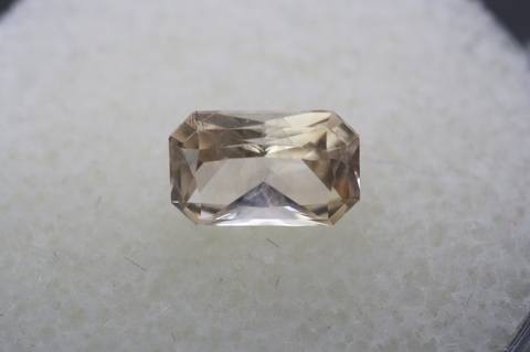 極上究極！ゴールデンフェナカイト1.17ct！超高波動ロシア産フェナカイト・ルース鑑別書付き【最高品質・超透明・超光沢・超超激レア】