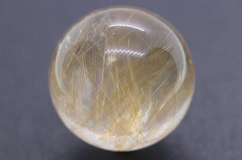 虹入り マニハール産 ゴールドルチル入り水晶丸玉20mm