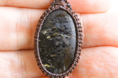 高波動！高品質グリーンランド産ヌーマイト・マクラメペンダント2【高品質・高波動・光沢・超激レア】