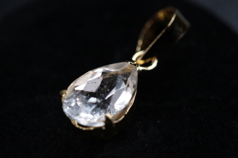 透明 ペアシェイプ0.75ct ロシア産フェナカイト・18Kペンダント