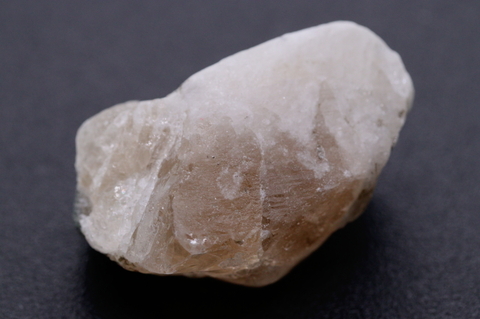 ゴールデンフェナカイト84.7ct！超高波動ロシア産フェナカイト原石【最高品質・透明・光沢・超激レア】