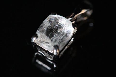 極上宝石0.65ct！超高波動！ロシア産フェナカイト・ペンダント鑑別書付き【最高品質・超透明・超光沢・超激レア】