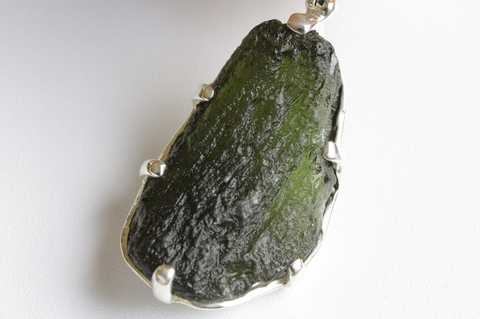 [STARBORN]極上ビッグサイズ33.1ct！高波動モルダバイト原石ペンダント【最高品質・透明・光沢・超激レア】