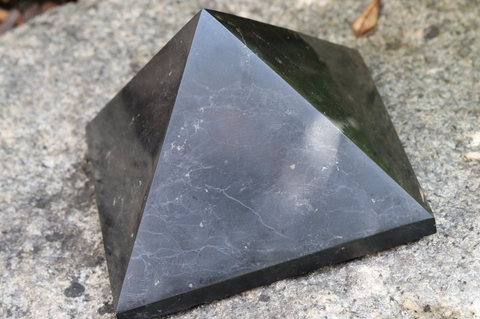 超ビッグサイズ150mm！高波動シュンガイト・ピラミッド2222g【最高品質・激レア】