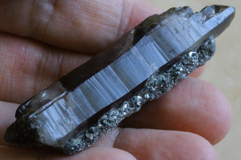 超激レア！高波動ロシアウラル産スモーキークローライトクォーツ【高品質・高波動・透明・光沢・レインボー・DT・超激レア】