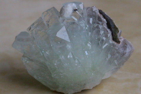 極上！超透明ライトグリーン・アポフィライト原石【最高品質・超透明・光沢・レインボー・超激レア】