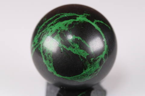 超激レア！ロシア産ウバロバイトガーネット丸玉43mm・原石台座付き【最高品質・光沢・超激レア】