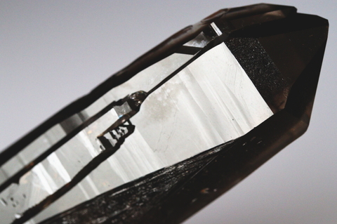 極上テカテカ！ロングワンド＆ファントム！高波動マラウイ産スモーキークォーツ83.2g【最高品質・超透明・超光沢・超激レア】