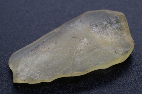 神秘の天然ガラス！高品質リビアングラス原石11.4g【透明感・高波動・激レア】