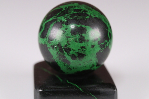 超激レア！ロシア産ウバロバイトガーネット丸玉37mm・原石台座付き【最高品質・光沢・超激レア】