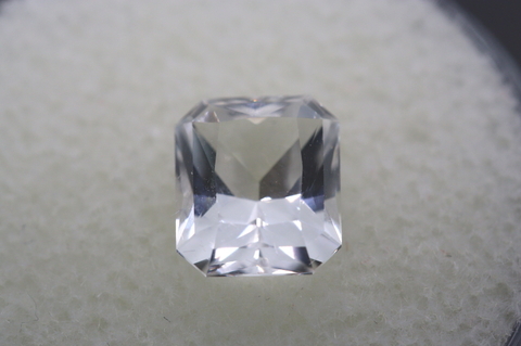 過去最高！超透明1.96ct！超高波動ロシア産フェナカイト・ルース鑑別書付き【最高品質・超透明・超光沢・超激レア】