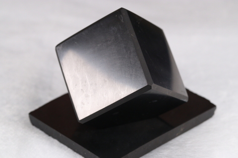 浄化・電磁波対策用！シュンガイト・キューブ60mm台座付き【最高品質・光沢・希少】