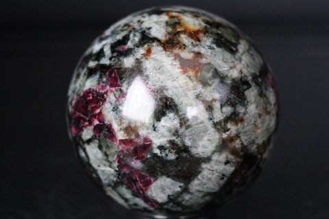 超激レア！ロシア産ユーディアライト＆ランプロフィライト丸玉46mm【最高品質・光沢・激レア】