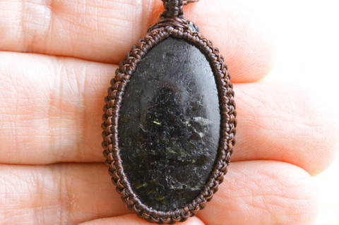 高波動！高品質グリーンランド産ヌーマイト・マクラメペンダント1【高品質・高波動・光沢・超激レア】