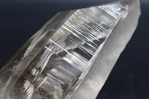 超ビッグ1200g！超ロング195mm！超透明＆レインボー！高波動ウラル産レムリアン水晶【最高品質・高波動・超透明・超光沢・レインボー・超超激レア】