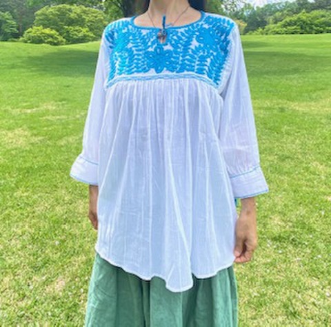 マヤンブラス　アグアカテナンゴ村花刺繍　長袖　白×スカイブルー　