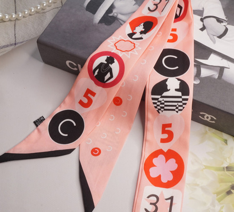 Cocoピンクモダンレディイラスト柄ミニスカーフ　幅5.5cｍ