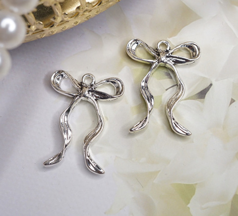 流線形メタルシルバーリボンチャーム