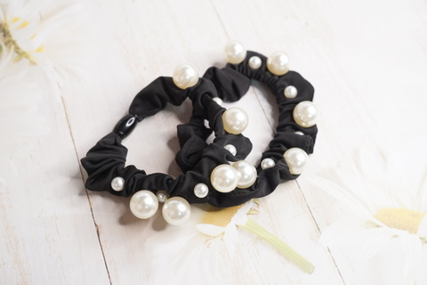 パール付き！パーツ取り付けサテンシュシュ