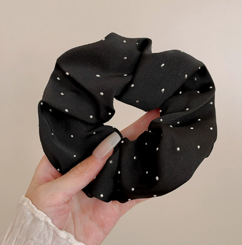 ストーン付きサテンシュシュ