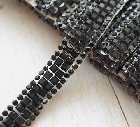 アイロン接着ブラックスクエアストーンテープ/幅1cm　40cm