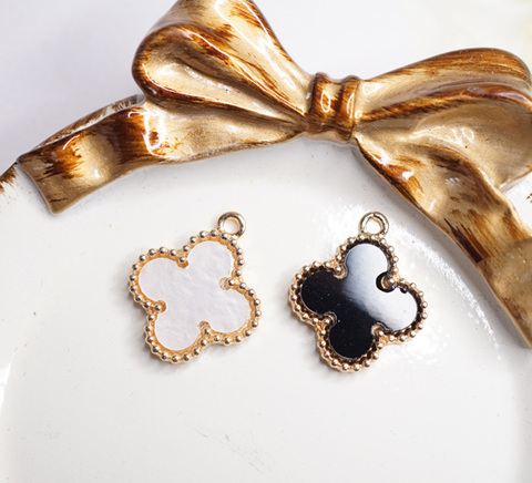 シェルクローバーチャーム