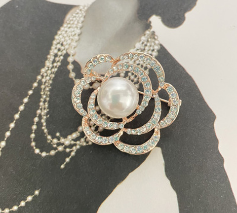 ラインストーンゴールドカメリアセンターパールブローチ