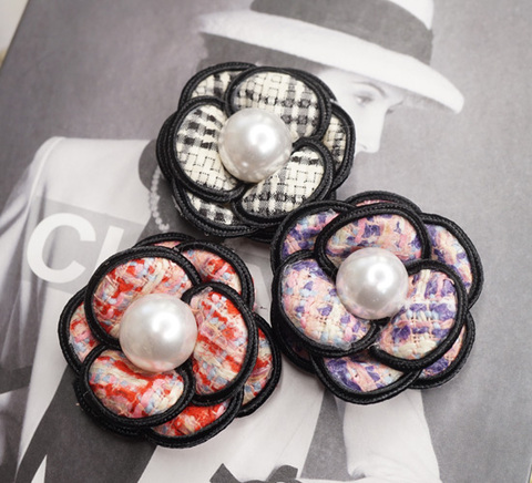 センターパール縁取りブラックツイードカメリア　6cm