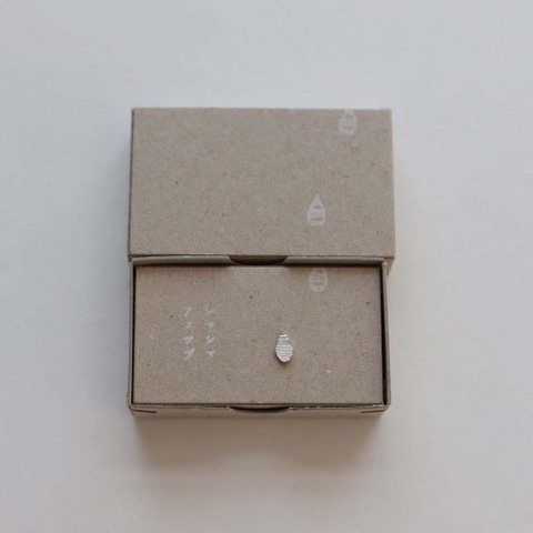 いつものピンバッチ シマシマアメツブ 銀 / きたのまりこ