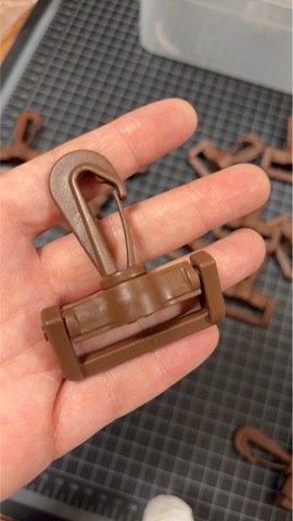 プラスチック茶色40mmナスカン