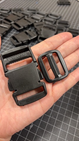 プラスチック黒バックル1つとオクリカン1つのセット