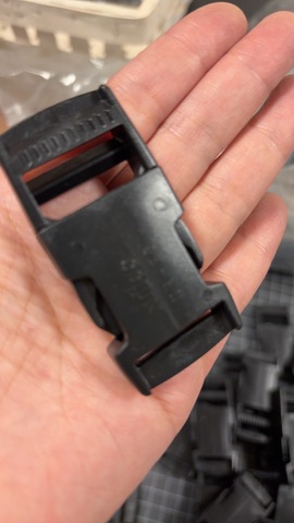 プラスチック黒バックル25mm幅