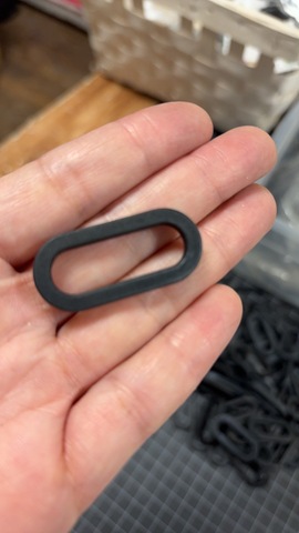 プラスチック黒30mm角カン1つ