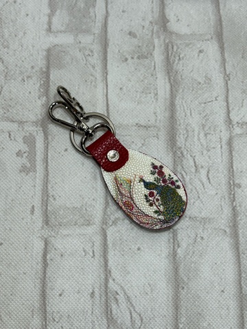＊参考価格¥4510税込＊　エイ革KEYチャーム孔雀（小）