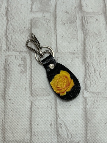 ＊参考価格¥4510税込＊　エイ革KEYチャーム黄薔薇