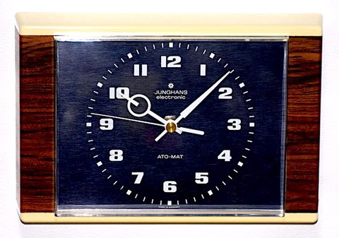 JUNGHANS（ドイツ） プラスチック枠ウォールクロック　1970年代頃【W248】