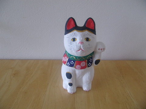 白い陶器の招き猫
