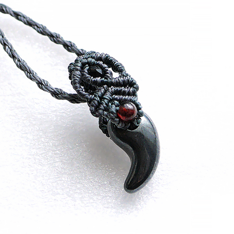 マクラメペンダント☆勾玉・ヘマタイト