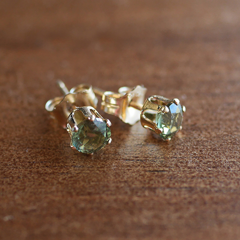 ピアス☆宝石質 モルダバイト（4mm）