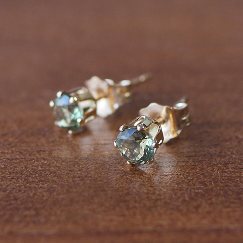 ピアス☆宝石質 モルダバイト（4mm）