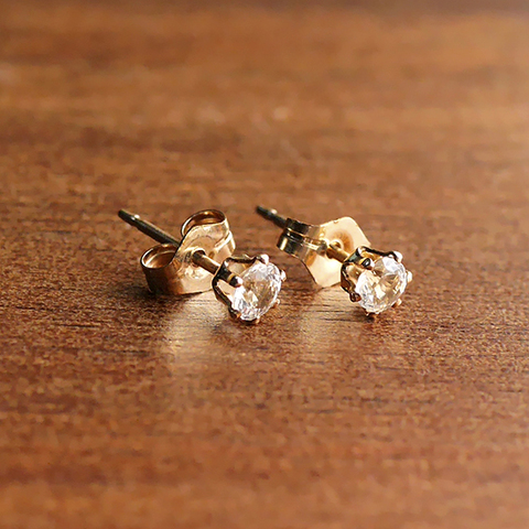 ピアス☆ロシア産フェナカイト（3.3mm）