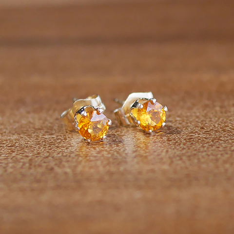 【再販】レア☆ピアス☆クリノヒューマイト（4mm）