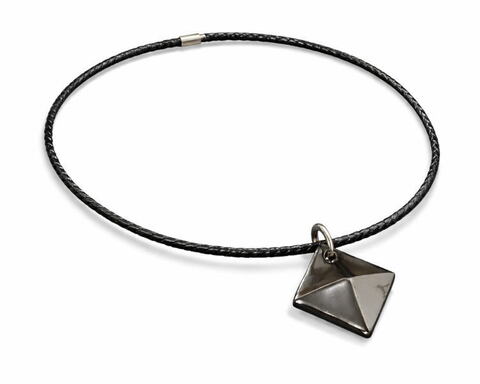 SGEセラミックエネルギー ピラミッド型ペンダントトップ＋牛革コードネックレス・ワンタッチ着脱マグネットクラスプ【男女兼用】【別送品】