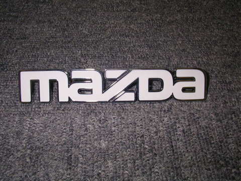 1986-93 MAZDA プロシード US純正グリルエンブレム（小） ホワイト